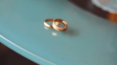 Mavi mermer masa üzerinde alyanslar