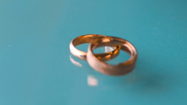 Anéis de casamento em uma mesa de mármore azul — Vídeo de Stock