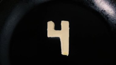 Tereyağı erime sayı 4 şeklinde sıcak tava - en iyi görünümü kapatın