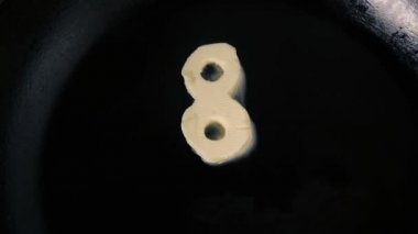 Tereyağı 8 numaralı erime şekil üzerinde sıcak tava - en iyi görünümü kapatın