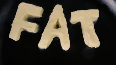 Tereyağı kelime yağ erime şekil üzerinde sıcak tava - en iyi görünümü kapatın