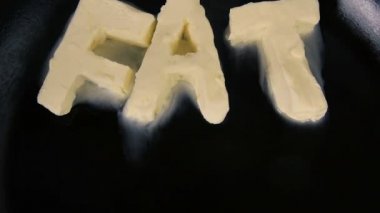 Tereyağı kelime yağ erime şekil üzerinde sıcak tava - en iyi görünümü kapatın