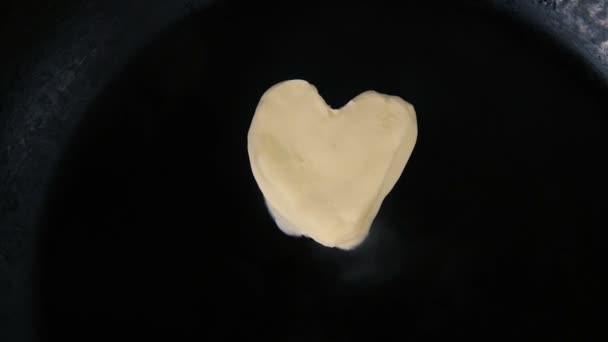 Butter in Herzform auf heißer Pfanne schmelzen - Nahaufnahme von oben — Stockvideo