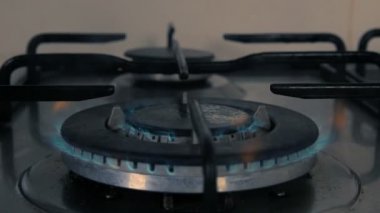 Kızartma tavası bir mutfak gaz konduğunu soba ile yanan gaz - koyu portre