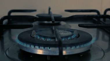 Gaz yakan - bir mutfak gaz sobası koyu portre