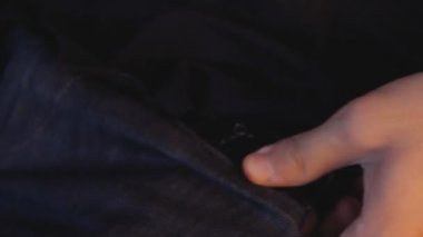 Kırık ekran ile bir akıllı telefon elinde tutan adam