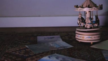 Beyaz çocuk ahşap atlıkarınca oyuncak yere döner eski antika