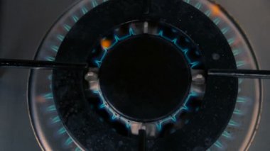 Gaz yakan - bir mutfak gaz sobası karanlık closeup Üstten Görünüm