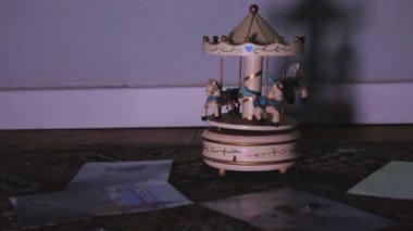 Beyaz çocuk ahşap atlıkarınca oyuncak yere döner eski antika