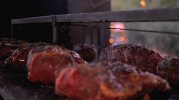 Carne de vaca no churrasco grelha - Panning tiro — Vídeo de Stock