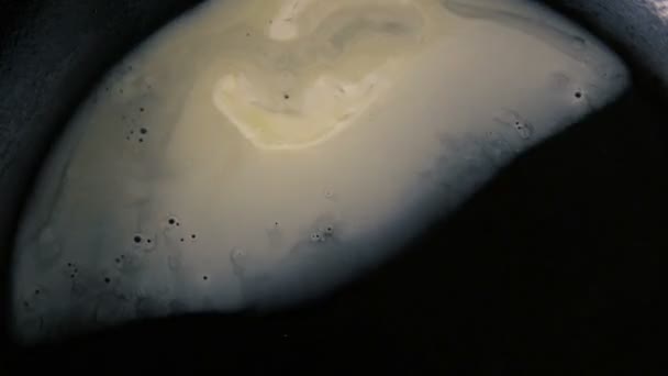 Animatie van het aftellen van 10 op 1 van boter in de vorm van getallen smelten op hete pan - close-up bovenaanzicht — Stockvideo