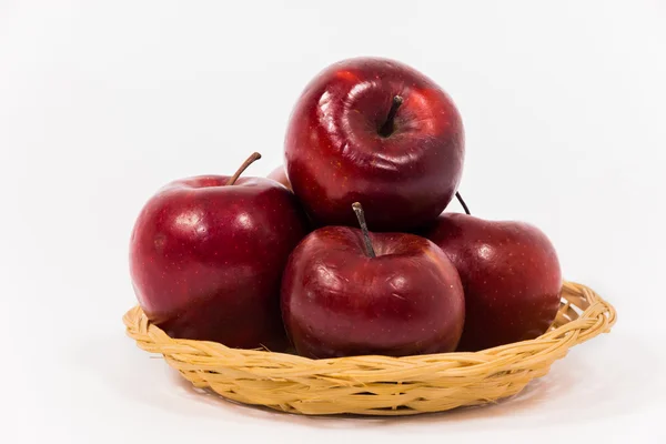 Primo piano di mele rosse mature in cesto di vimini isolato su sfondo bianco — Foto Stock