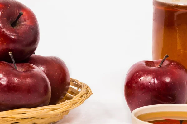 Mucchio di mele e mela rossa e vaso di miele ciotola di miele — Foto Stock