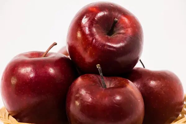 Primo piano di mele rosse mature in cesto di vimini isolato su sfondo bianco — Foto Stock