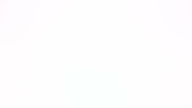 Hasır sepet beyaz arka plan üzerinde izole olgun Kırmızı elma yığını