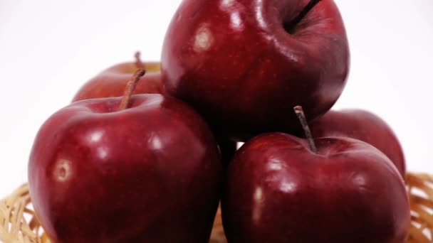 Haufen Äpfel und roter Apfel und Glas Honig und Schale Honig isoliert auf weißem Hintergrund — Stockvideo