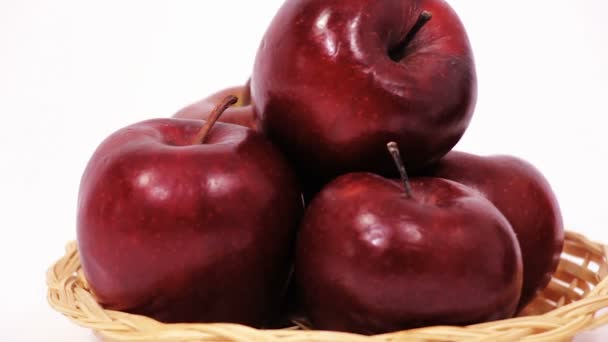 Купка яблук і червоного яблука і баночка меду і миска меду ізольовані на білому тлі — стокове відео