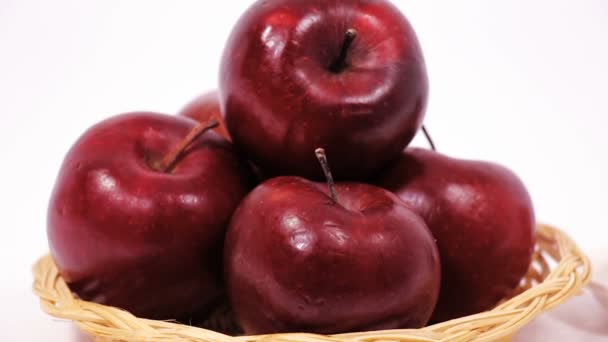 堆的苹果和红红的苹果和蜂蜜罐子和孤立在白色背景上的蜂蜜碗 — 图库视频影像