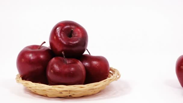 Stapel van appels en rode appel en pot met honing en kom met honing geïsoleerd op een witte achtergrond — Stockvideo