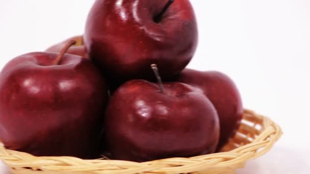 Control deslizante de la pila de manzanas rojas a manzana roja y un tazón de miel aislado sobre un fondo blanco — Vídeo de stock