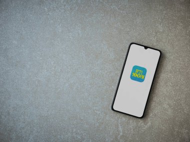 Lod, Israel - 8 Temmuz 2020: Radius 100FM uygulama ekranı seramik taş zemin üzerinde siyah bir cep telefonunun logosu var. Üst görünüm düzlüğü kopyalama alanı ile yatıyordu.