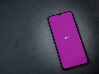 Lod, Israel - 8 Temmuz 2020: Koyu mermer taşlı arka planda siyah bir cep telefonunun logosu olan PAY uygulama başlatma ekranı. Üst görünüm düzlüğü kopyalama alanı ile yatıyordu.