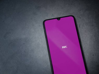 Lod, Israel - 8 Temmuz 2020: Koyu mermer taşlı arka planda siyah bir cep telefonunun logosu olan PAY uygulama başlatma ekranı. Üst görünüm düzlüğü kopyalama alanı ile yatıyordu.