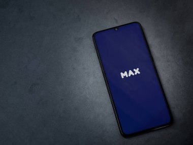 Lod, Israel - 8 Temmuz 2020: Max uygulama ekranı koyu mermer taşlı arka planda siyah bir cep telefonunun logosu. Üst görünüm düzlüğü kopyalama alanı ile yatıyordu.