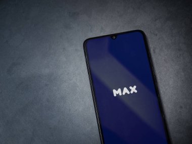 Lod, Israel - 8 Temmuz 2020: Max uygulama ekranı koyu mermer taşlı arka planda siyah bir cep telefonunun logosu. Üst görünüm düzlüğü kopyalama alanı ile yatıyordu.