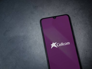 Lod, Israel - 8 Temmuz 2020: Koyu mermer taşlı arka planda siyah bir cep telefonunun logosu olan cep telefonu uygulaması fırlatma ekranı. Üst görünüm düzlüğü kopyalama alanı ile yatıyordu.