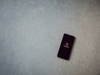 Lod, Israel - 8 Temmuz 2020: Seramik taş zemin üzerinde siyah bir cep telefonunun logosu olan cep telefonu uygulaması fırlatma ekranı. Üst görünüm düzlüğü kopyalama alanı ile yatıyordu.