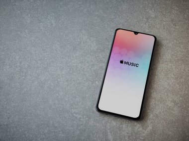 Lod, Israel - 8 Temmuz 2020: Apple Music uygulama ekranı seramik taş zemin üzerinde siyah bir cep telefonunun logosu var. Üst görünüm düzlüğü kopyalama alanı ile yatıyordu.
