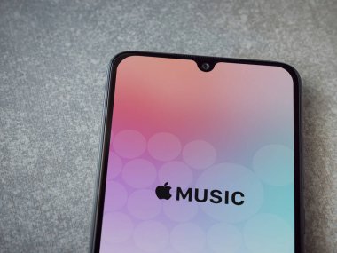 Lod, Israel - 8 Temmuz 2020: Apple Music uygulama ekranı seramik taş zemin üzerinde siyah bir cep telefonunun logosu var. Üst görünüm düzlüğü kopyalama alanı ile yatıyordu.
