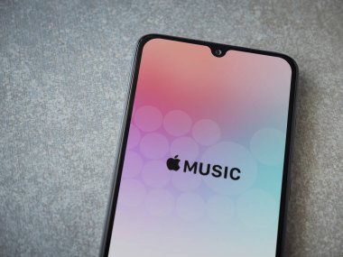 Lod, Israel - 8 Temmuz 2020: Apple Music uygulama ekranı seramik taş zemin üzerinde siyah bir cep telefonunun logosu var. Üst görünüm düzlüğü kopyalama alanı ile yatıyordu.