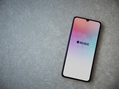 Lod, Israel - 8 Temmuz 2020: Apple Music uygulama ekranı seramik taş zemin üzerinde siyah bir cep telefonunun logosu var. Üst görünüm düzlüğü kopyalama alanı ile yatıyordu.