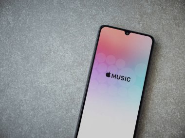 Lod, Israel - 8 Temmuz 2020: Apple Music uygulama ekranı seramik taş zemin üzerinde siyah bir cep telefonunun logosu var. Üst görünüm düzlüğü kopyalama alanı ile yatıyordu.
