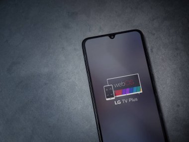 Lod, Israel - 8 Temmuz 2020: LG TV Plus uygulama ekranı koyu mermer taşlı arka planda siyah bir cep telefonunun logosu. Üst görünüm düzlüğü kopyalama alanı ile yatıyordu.