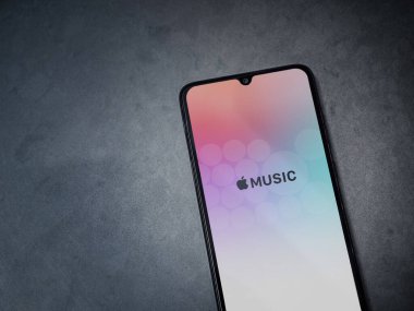 Lod, Israel - 8 Temmuz 2020: Apple Music uygulama ekranı koyu mermer taşlı arka planda siyah bir cep telefonunun logosu var. Üst görünüm düzlüğü kopyalama alanı ile yatıyordu.