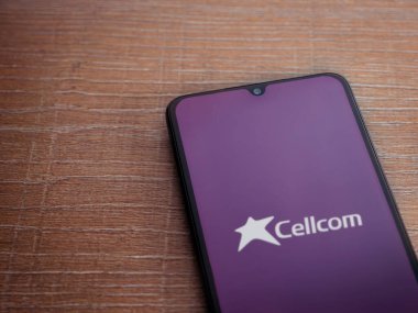 Lod, Israel - 8 Temmuz 2020: Cep telefonu uygulama ekranında siyah bir cep telefonunun ahşap arka planda logosu var. Üst görünüm düzlüğü kopyalama alanı ile yatıyordu.