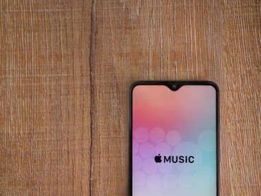 Lod, Israel - 8 Temmuz 2020: Apple Music uygulama ekranı üzerinde siyah bir cep telefonunun logosu olan ahşap arka planda. Üst görünüm düzlüğü kopyalama alanı ile yatıyordu.