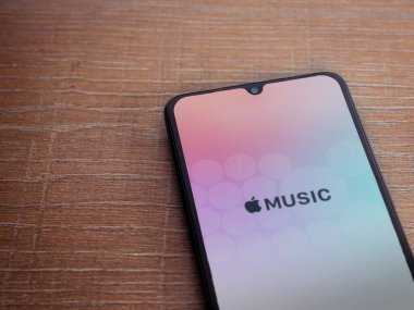 Lod, Israel - 8 Temmuz 2020: Apple Music uygulama ekranı üzerinde siyah bir cep telefonunun logosu olan ahşap arka planda. Üst görünüm düzlüğü kopyalama alanı ile yatıyordu.