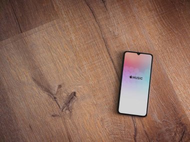Lod, Israel - 8 Temmuz 2020: Apple Music uygulama ekranı üzerinde siyah bir cep telefonunun logosu olan ahşap arka planda. Üst görünüm düzlüğü kopyalama alanı ile yatıyordu.