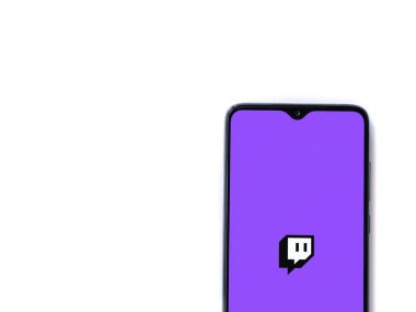 Lod, Israel - 8 Temmuz 2020: Beyaz arkaplanda izole edilmiş siyah bir cep telefonunun logosu olan Twitch uygulaması fırlatma ekranı. Üst görünüm düzlüğü kopyalama alanı ile yatıyordu.