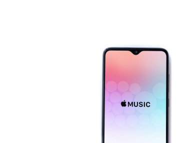 Lod, Israel - 8 Temmuz 2020: Apple Music uygulama ekranı beyaz arkaplanda izole edilmiş siyah bir cep telefonunun logosu. Üst görünüm düzlüğü kopyalama alanı ile yatıyordu.