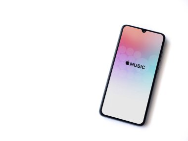 Lod, Israel - 8 Temmuz 2020: Apple Music uygulama ekranı beyaz arkaplanda izole edilmiş siyah bir cep telefonunun logosu. Üst görünüm düzlüğü kopyalama alanı ile yatıyordu.