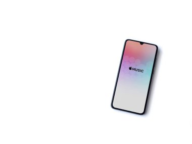 Lod, Israel - 8 Temmuz 2020: Apple Music uygulama ekranı beyaz arkaplanda izole edilmiş siyah bir cep telefonunun logosu. Üst görünüm düzlüğü kopyalama alanı ile yatıyordu.