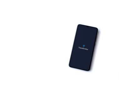 Lod, Israel - 8 Temmuz 2020: Beyaz arkaplanda izole edilmiş siyah bir cep telefonunun logosunda logo bulunan TransferWise uygulaması fırlatma ekranı. Üst görünüm düzlüğü kopyalama alanı ile yatıyordu.