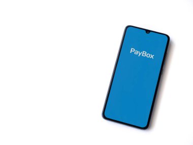 Lod, Israel - 8 Temmuz 2020: PayBox uygulama ekranı beyaz arkaplanda izole edilmiş siyah bir cep telefonunun logosu. Üst görünüm düzlüğü kopyalama alanı ile yatıyordu.