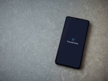 Lod, Israel - 8 Temmuz 2020: Seramik taş zemin üzerinde siyah bir cep telefonunun logosu olan TransferWise uygulama başlatma ekranı. Üst görünüm düzlüğü kopyalama alanı ile yatıyordu.