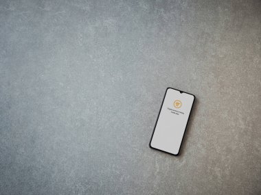 Lod, Israel - 8 Temmuz 2020: Pi Ağı uygulama ekranı seramik taş zemin üzerinde siyah bir cep telefonunun logosu var. Üst görünüm düzlüğü kopyalama alanı ile yatıyordu.